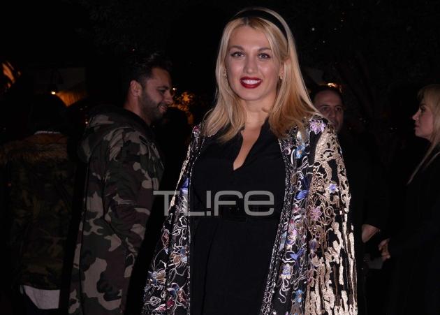 Kωνσταντίνα Σπυροπούλου: Με την μητέρα της στο θέατρο – Η εκπληκτική  τους ομοιότητα [pics,vid]