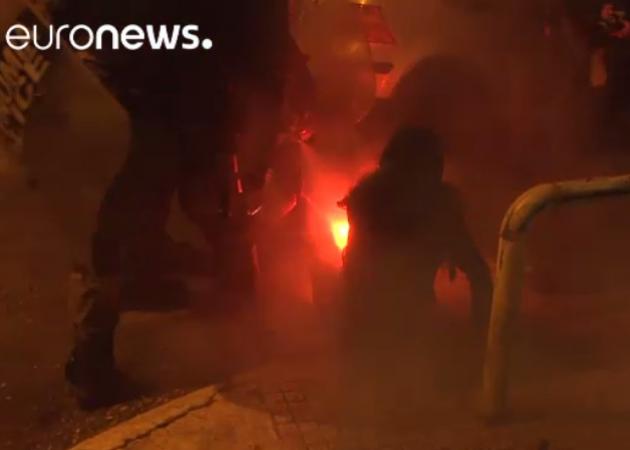 Στη ΜΕΘ του Ευαγγελισμού η γυναίκα που τραυματίστηκε από φωτοβολίδα στα Εξάρχεια
