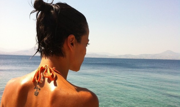 Ποια Ελληνίδα ηθοποιός ποζάρει αγναντεύοντας τη θάλασσα;
