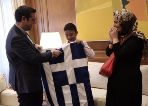 Ο Αμίρ κράτησε την ελληνική σημαία! Η συγκινητική συνάντηση με τον Τσίπρα στο Μαξίμου