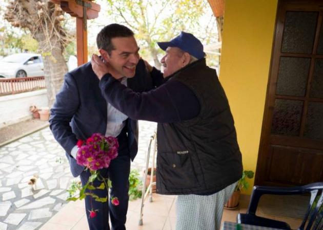 Δεν άφηναν τον Τσίπρα να φύγει από χωριό της Ξάνθης – Η κίνηση που συγκίνησε [pics]