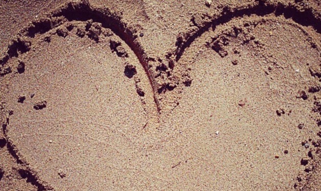 Ποια τραγουδίστρια ζωγράφισε αυτή την καρδιά σε παραλία της Κρήτης;