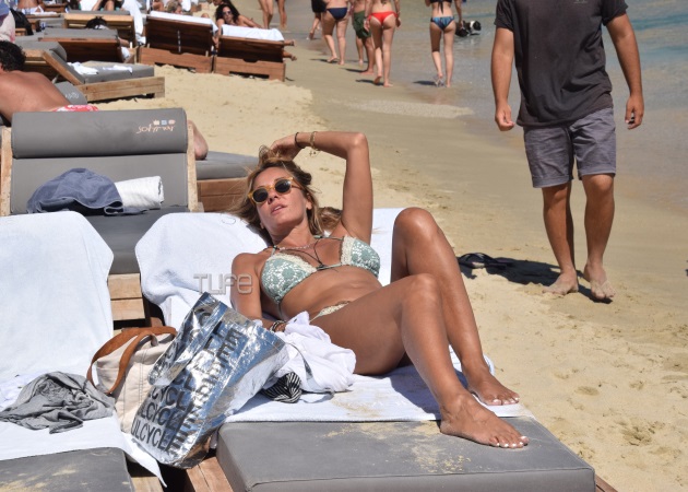 Χριστίνα Παππά: Super σέξι εμφάνιση στα 47 της, στην παραλία της Μυκόνου!