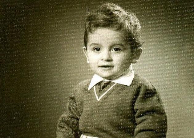 Η παιδική φωτογραφία του διάσημου Έλληνα σχεδιαστή και το συγκινητικό μήνυμα για την μητέρα του!