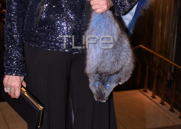 Ποια κυρία της ελληνικής showbiz φόρεσε αυτή τη γούνα σε θεατρική πρεμιέρα; Φωτογραφίες