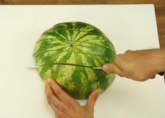 Ο πιο έξυπνος τρόπος να κόψεις το καρπούζι! [vid]