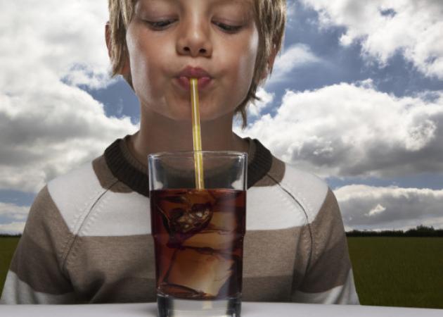 Τι κάνουν τα αναψυκτικά στα δόντια – Το βίντεο που ΠΡΕΠΕΙ να δει κάθε παιδί