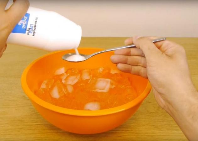 Πώς να παγώσεις το αναψυκτικό μέσα σε 2 λεπτά: Κοίτα τι κάνει με πάγο και… αλάτι! [vid]