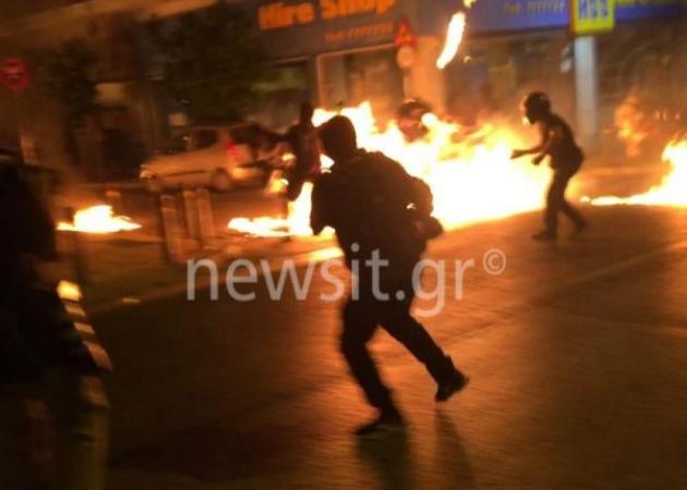 Παύλος Φύσσας: “Βροχή” από μολότοφ και χημικά στο κέντρο της Αθήνας – Ένας τραυματίας αστυνομικός και 5 συλλήψεις