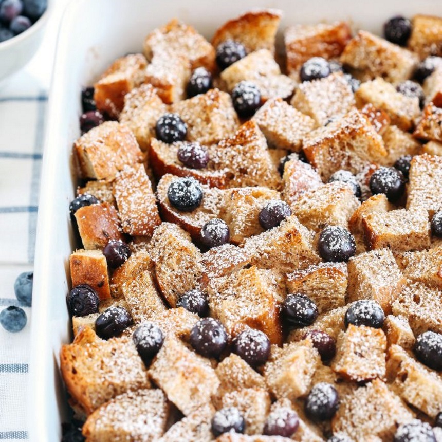 Γλυκό φούρνου με ψωμί του τοστ και blueberries