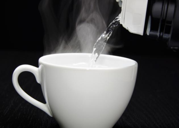 Τι κερδίζεις όταν πίνεις ζεστό νερό – Σε τι θερμοκρασία πρέπει να φτάνει