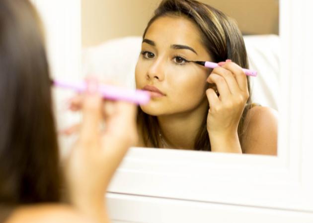 Προσοχή με το eyeliner: Τι μπορεί να πάθουν τα μάτια σου
