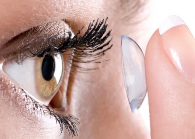 Απίστευτο: Της έβγαλαν 27 φακούς επαφής από το ένα μάτι!