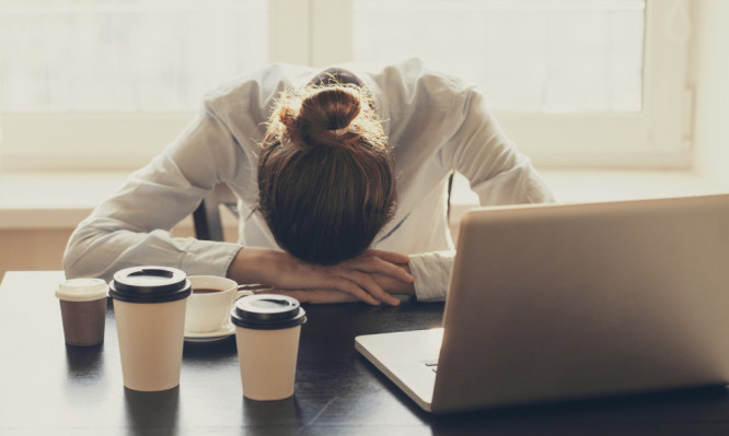 Δέκα πιθανοί λόγοι υγείας που νιώθεις συχνά κούραση όλη την ημέρα – Μην το αγνοείς!