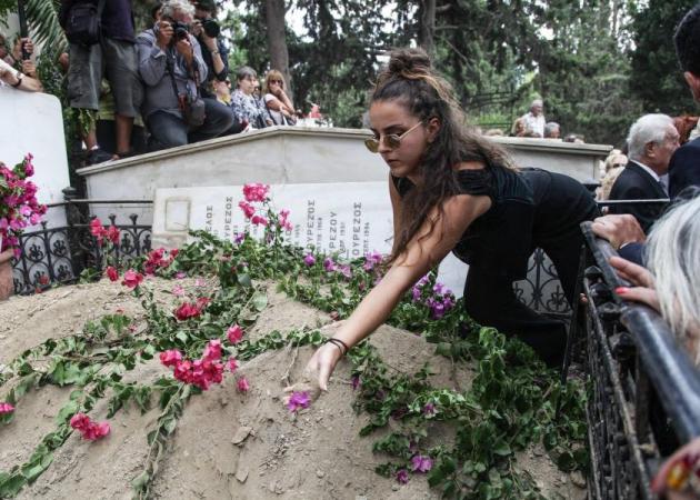 Ζένια Μπονάτσου: Το συγκινητικό αντίο στη λατρεμένη γιαγιά της με ένα λουλούδι! [pic,vid]