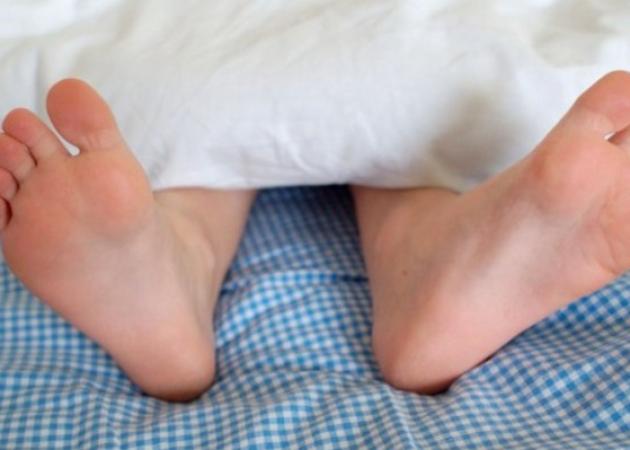 Το “κόλπο” με τα πόδια για να κοιμηθείς πιο εύκολα! [vid]