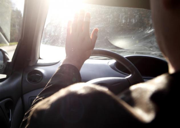 Καύσωνας και οδήγηση: Κίνδυνος υγείας από τα τζάμια – Τι να κάνεις ΠΑΝΤΑ