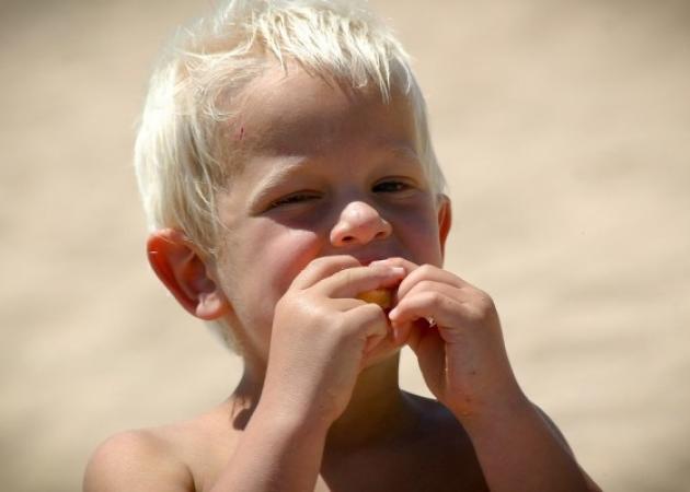 Να μπει το παιδί στην θάλασσα μετά το φαγητό; Ποια είναι η αλήθεια