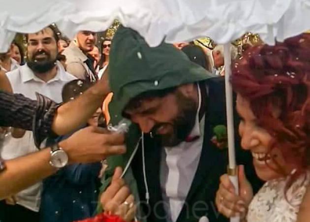Κρήτη: Γάμος με κοκκινοσκουφίτσες και 7 νάνους – Η νύφη έλαμψε στον παραμυθένιο γάμο