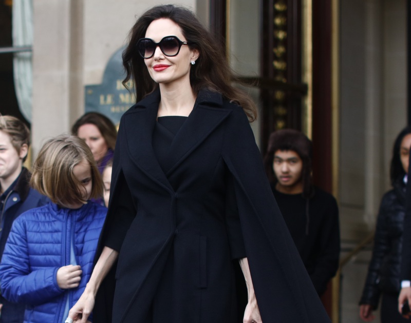 Angelina Jolie: Με chic εμφάνιση και τα παιδιά της δίπλα της, στο Μουσείο του Λούβρου στο Παρίσι! [pics]