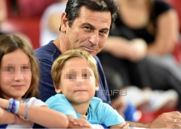 Κώστας Αποστολίδης: Σπάνια εμφάνιση με τα παιδιά του στο γήπεδο! [pics]
