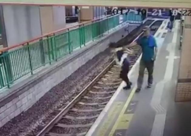 Σοκαριστικό βίντεο! Την πέταξε στις γραμμές του τρένου