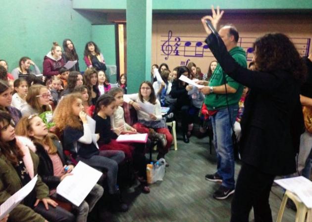 Η Ελευθερία Αρβανιτάκη τραγουδάει  με 500 παιδιά και είναι μαγικά!