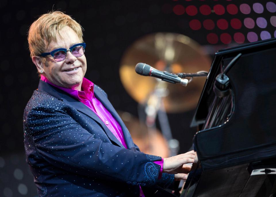 Συντετριμμένος ο Elton John στην κηδεία της μητέρας του