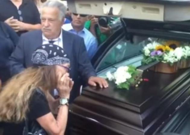 Αρλέτα: «Πόσο λυπάμαι» και «το τραγούδι της ερήμου» για το αντίο! [vid]