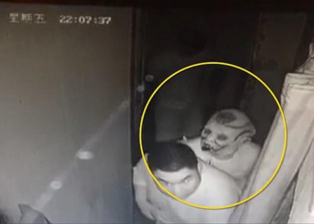 Κλάμα! Πήρε την τρομάρα της ζωής του όταν είδε ότι κρατούσε φάντασμα! [vid]