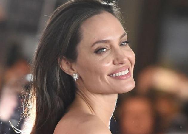 Όσκαρ 2017: Αγνώριστη η Angelina Jolie στην πρώτη της εμφάνιση στα Όσκαρ σε ηλικία 11 χρόνων! [vid]