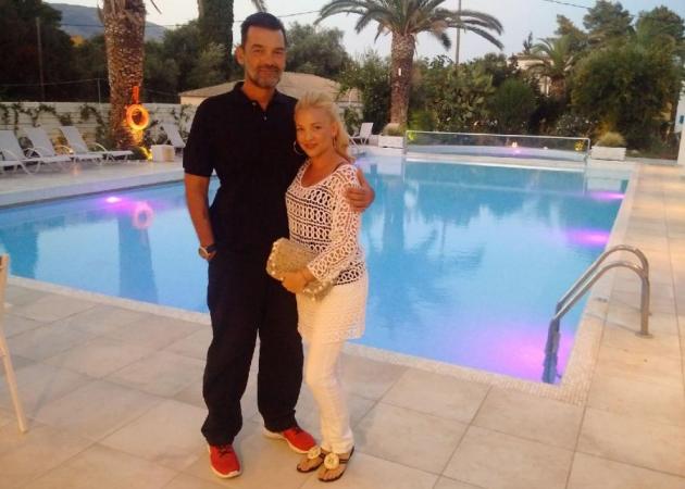Κωνσταντίνος Καζάκος – Ιωάννα Μαρτζούκου: Διακοπές με τον γιο τους στην Κέρκυρα! [pics]