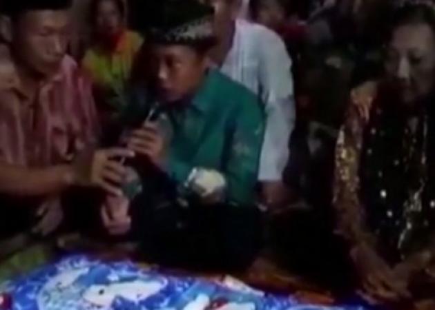 Χωρίς λόγια! 71χρονη παντρεύτηκε 16χρονο [vid]