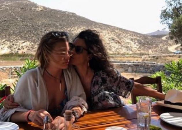 Δωροθέα Μερκούρη: Διακοπές με τις κόρες της στην Ελλάδα! [pics]