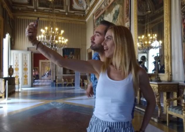 Celebrity Travel: Ο Νίκος Κοκλώνης ξεναγεί την Ντορέττα Παπαδημητρίου στη Νάπολη! [pics-vid]