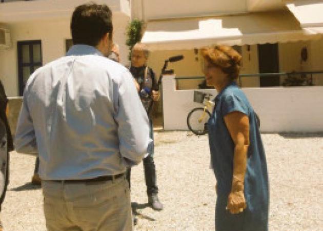 Νίκος Παππάς: Μπήκε στο σπίτι της κυρίας Ειρήνης στην Τήλο [pics]