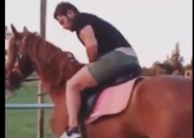 Ντάνος και μισθοφόρος κάνουν μαζί ιππασία στην Κουρούτα! VIDEO