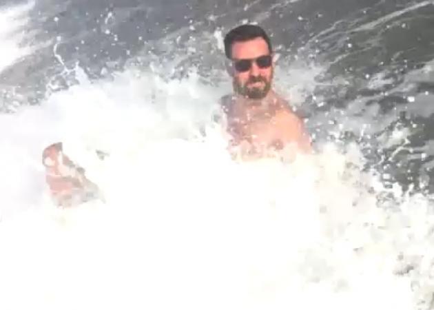 Μάνος Παπαγιάννης: Η στιγμή που τον παρασύρουν τα κύματα στη θάλασσα! [vid]