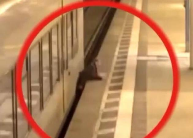 Η τρομακτική στιγμή που παγιδεύτηκε μεταξύ συρμού και αποβάθρας [vid]