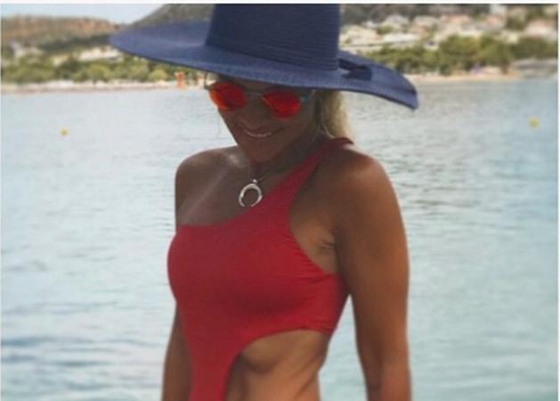 Σόφη Πασχάλη: Σέξι εμφάνιση με μαγιό στην παραλία!