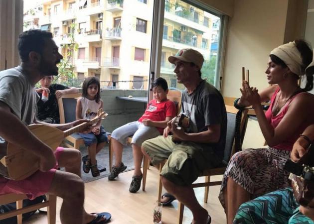 Κλέλια Ρένεση – Μanu Chao: Ο λόγος που βρέθηκαν σε χώρο στέγασης προσφύγων στην Αθήνα! [pics,vid]