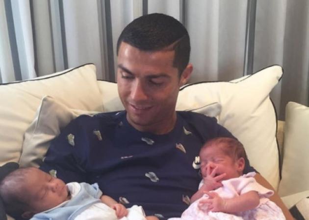 Ο “χαζομπαμπάς” Κριστιάνο Ρονάλντο! Αγκαλιά με τα νεογέννητα δίδυμα [pic]