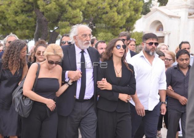 Κηδεία Ζωής Λάσκαρη: Συντετριμμένοι στην ταφή της ηθοποιού ο Αλέξανδρος Λυκουρέζος και οι κόρες τους