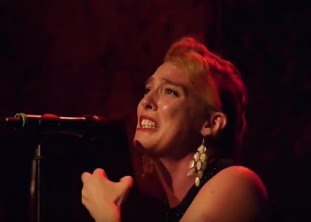 Σοκ! Τραγουδίστρια πέθανε πάνω στη σκηνή [vids]