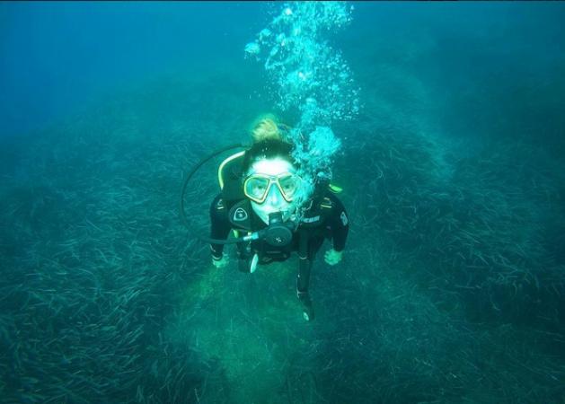 Ποια τραγουδίστρια κάνει scuba diving στην Σαντορίνη;