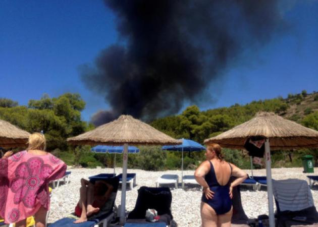 Σπέτσες: Στο “πόδι” όλο το νησί από τη μεγάλη φωτιά [pics, vids]
