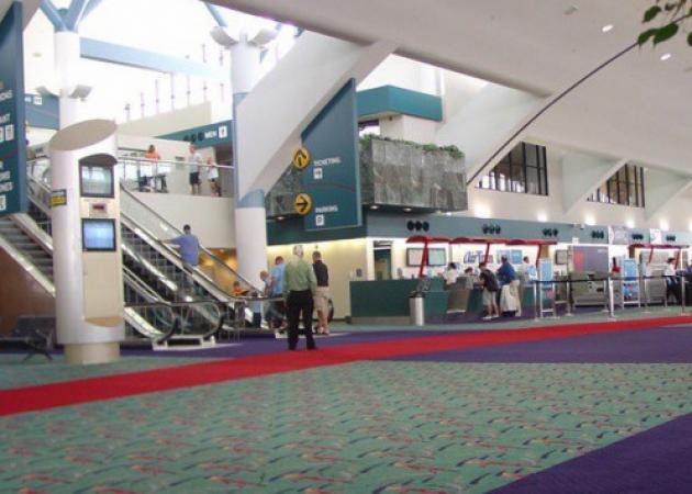 Εκκενώνεται το αεροδρόμιο του Μίσιγκαν – Κάρφωσε μαχαίρι στον λαιμό αστυνομικού