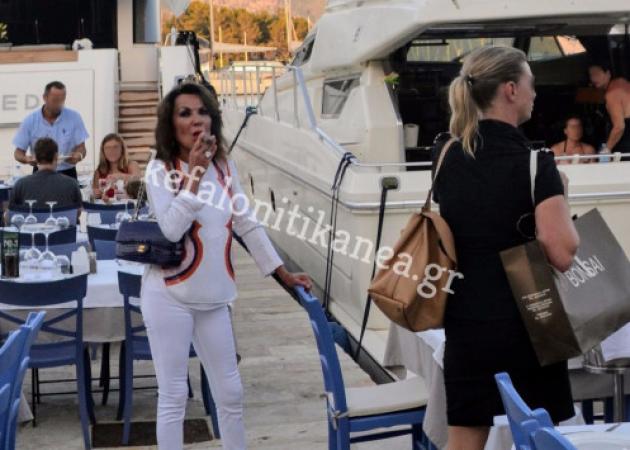 Κεφαλονιά: Οι διακοπές της Γιάννας Αγγελοπούλου, το πούρο και το δείπνο σε διάσημο εστιατόριο [pics]