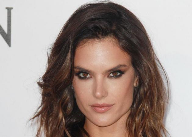 Alessandra Ambrosio: Μας δείχνει τους sexy κοιλιακούς της και αναπολεί το καλοκαίρι