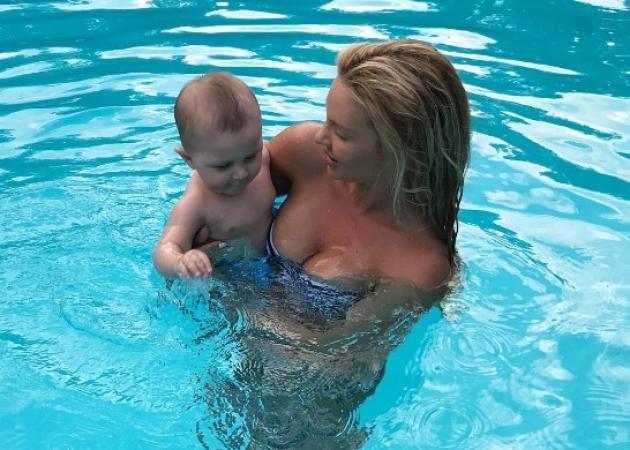 Χριστίνα Αλούπη: Ο γιος της κολυμπάει και μας κάνει να λιώνουμε! Video